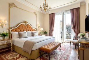 Quarto de hotel luxuoso em Roma com decoração elegante.