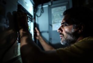 Pessoa preocupada com quedas de energia em casa.