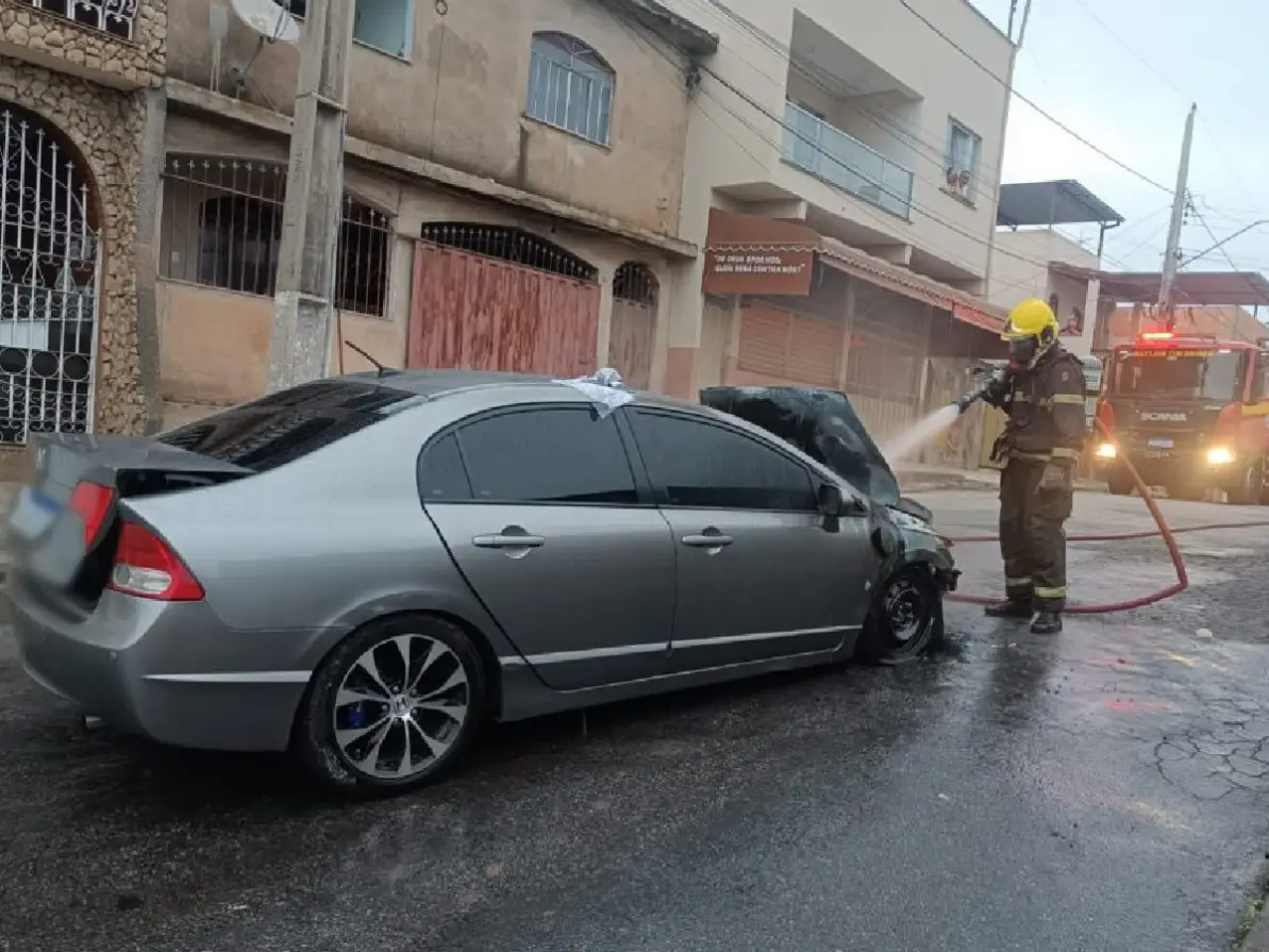 Bombeiros combatendo incêndio em veículo no Paulo VI.