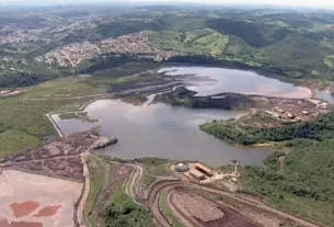 Vista aérea de Congonhas com colinas verdes e água.